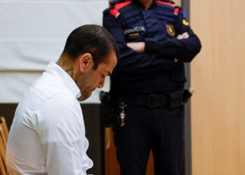Daniel Alves é condenado a 4 anos e 6 meses de prisão por estupro