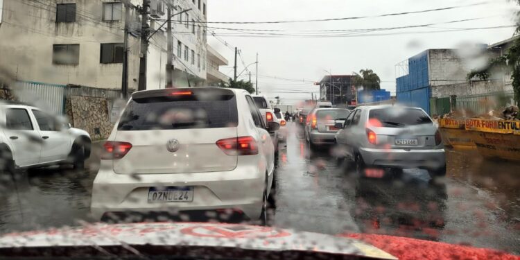Interditada via central do túnel nas avenidas João Durval e Presidente Dutra