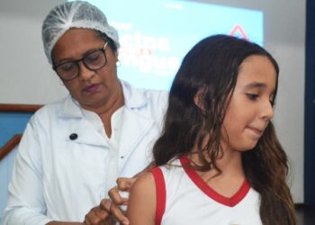 Mais de 1.300 crianças vacinadas contra a dengue em Feira de Santana