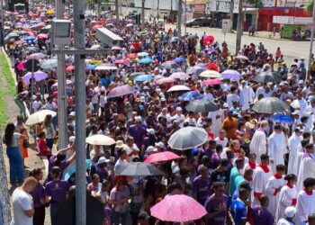 10ª Caminhada do Perdão reúne milhares de pessoas em Feira de Santana