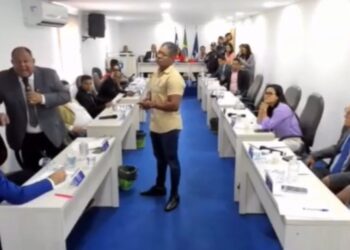 Vereador agride colega após troca de ofensas verbais em Câmara de cidade da Bahia