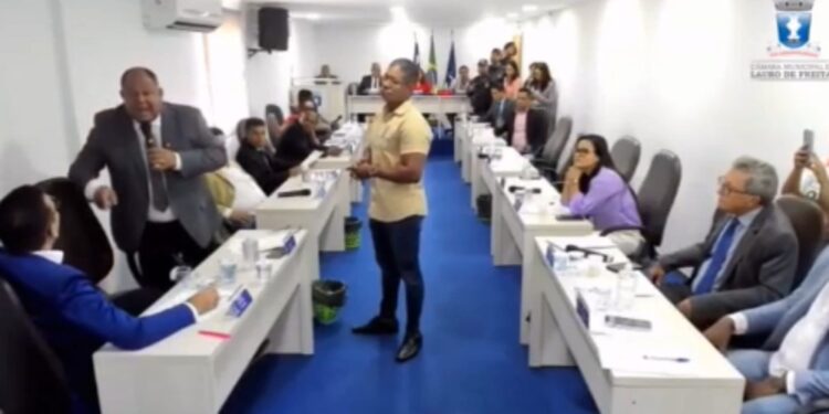 Vereador agride colega após troca de ofensas verbais em Câmara de cidade da Bahia