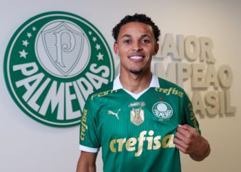Palmeiras anuncia a contratação do atacante Lázaro