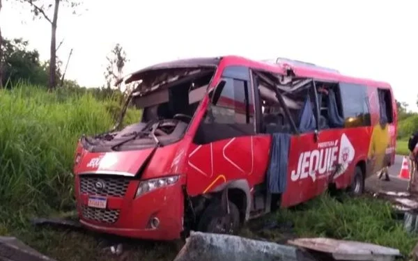 Acidente com micro-ônibus que transportava pacientes de Jequié para Salvador deixa cinco feridos