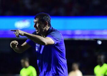 Clube japonês anuncia rescisão e ação na Fifa contra Fábio Carille, técnico do Santos