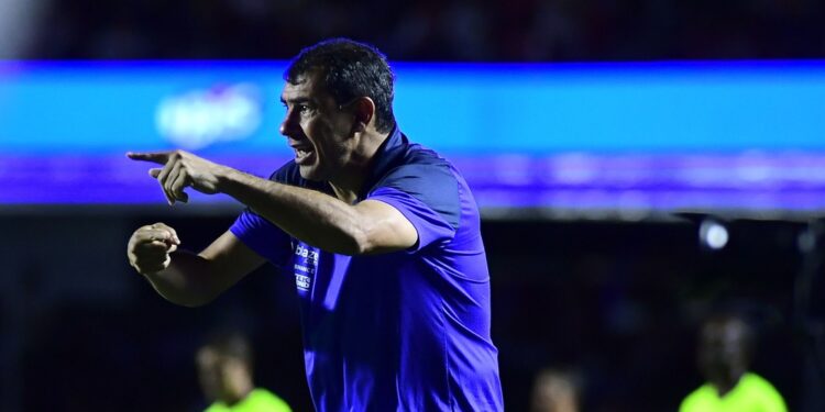 Clube japonês anuncia rescisão e ação na Fifa contra Fábio Carille, técnico do Santos