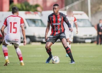 Jogador do Vitória é denunciado pela ex por violência doméstica; suspeito teria mordido a vítima