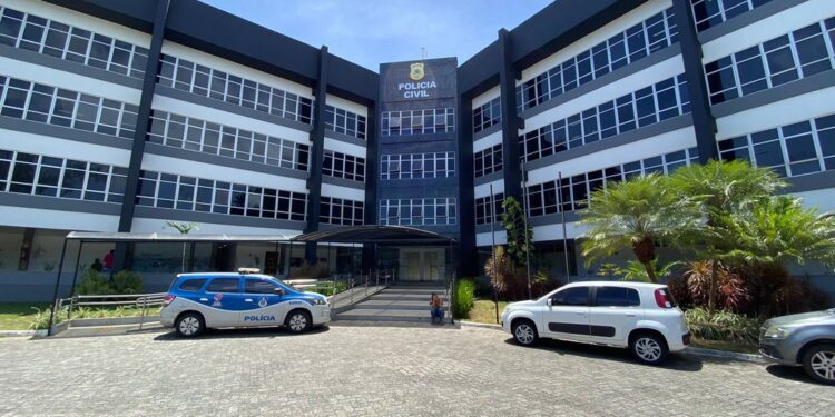 Mulher é morta a tiros após pular de carro em movimento e ser perseguida por dois homens em Salvador