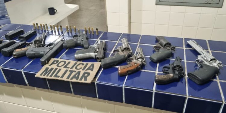Mais de 360 mortes violentas foram registradas na Bahia em janeiro e cerca de 1,5 mil pessoas foram presas, diz SSP-BA