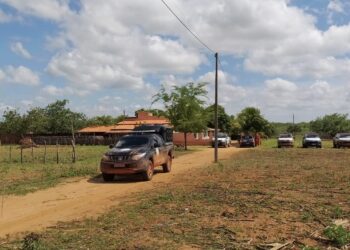 Fugitivos de Mossoró invadiram casa, fizeram família refém, pediram para acessar redes e roubaram celulares