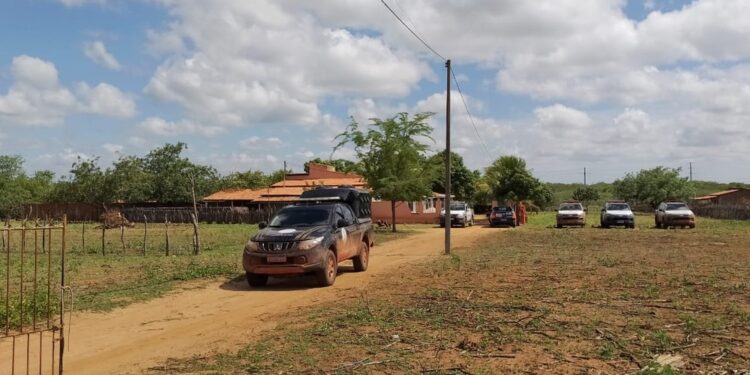 Fugitivos de Mossoró invadiram casa, fizeram família refém, pediram para acessar redes e roubaram celulares