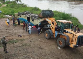 Cinco morrem após ônibus tombar em rodovia no sudoeste da Bahia
