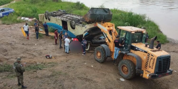 Cinco morrem após ônibus tombar em rodovia no sudoeste da Bahia