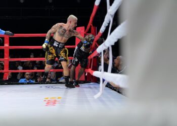 MC Gui nocauteia Nego do Borel e torcida invade o ringue em SP
