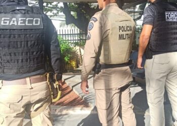 Três policiais militares e um penal da Bahia são investigados por vender fuzis em aplicativo de mensagens