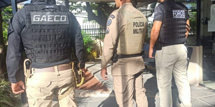 Três policiais militares e um penal da Bahia são investigados por vender fuzis em aplicativo de mensagens