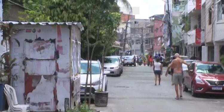 Três baleados e uma morte em dois dias: bairro na periferia de Salvador tem policiamento reforçado