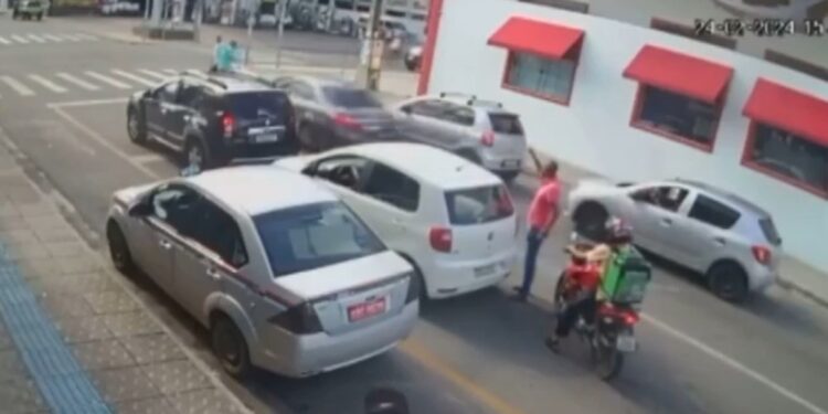 Motorista suspeito de atropelar dois homens após briga de trânsito é preso na Bahia