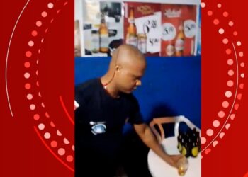 Policial militar agride mulher com tapa no rosto e vítima o atinge com garrafa de vidro na cabeça em bar na Bahia
