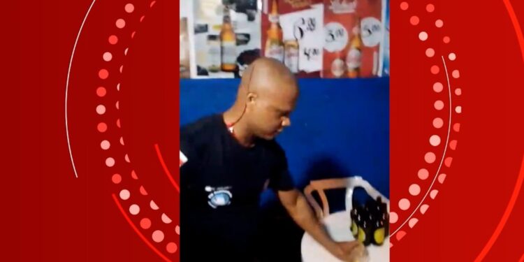 Policial militar agride mulher com tapa no rosto e vítima o atinge com garrafa de vidro na cabeça em bar na Bahia