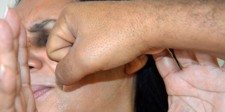 A cada 15 horas, uma mulher é vítima de feminicídio no país