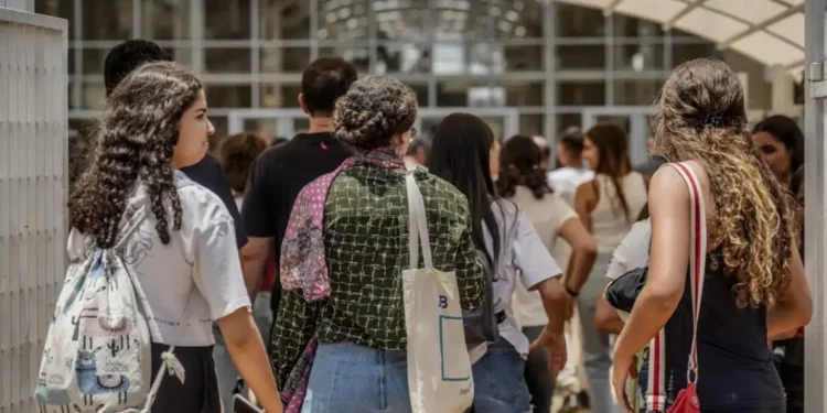 Seis instituições são notificadas por oferecerem cursos de medicina sem autorização do MEC
