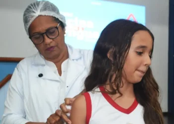 Com vacinas próximas ao vencimento, prefeito anuncia ampliação da vacinação contra dengue