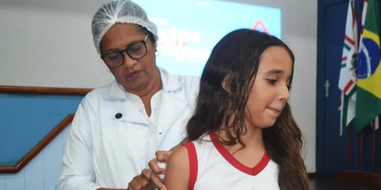 Com vacinas próximas ao vencimento, prefeito anuncia ampliação da vacinação contra dengue