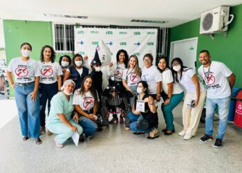 Encenação teatral com Zé Gotinha e Mosquitos na UPA Estadual de Feira de Santana alerta contra a Dengue