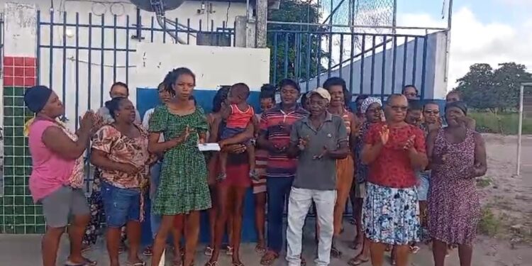 Moradores de Candeal ll se reúnem com representantes da saúde em Feira