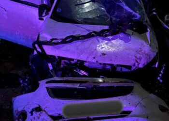 Homem morre e outro fica ferido após carro capotar em estrada no sudoeste da Bahia