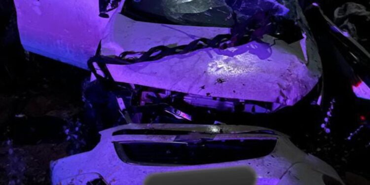 Homem morre e outro fica ferido após carro capotar em estrada no sudoeste da Bahia