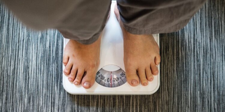 Mais de um bilhão de pessoas vivem com obesidade no mundo, aponta relatório global