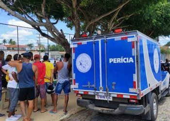 Jovem de 20 anos é morto a tiros ao lado de campo de futebol na Bahia; vítima foi baleada enquanto aguardava partida