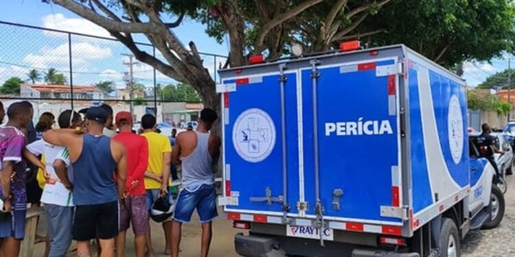 Jovem de 20 anos é morto a tiros ao lado de campo de futebol na Bahia; vítima foi baleada enquanto aguardava partida