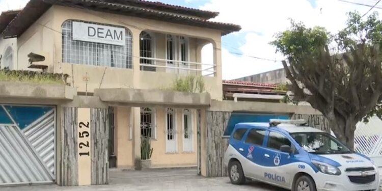 Mulher de 42 anos é morta a tiros no em Feira de Santana; companheiro é suspeito de cometer o crime