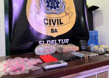 Seis pessoas suspeitas de tráfico de drogas, roubos, furtos e receptação são presas no Centro Histórico de Salvador