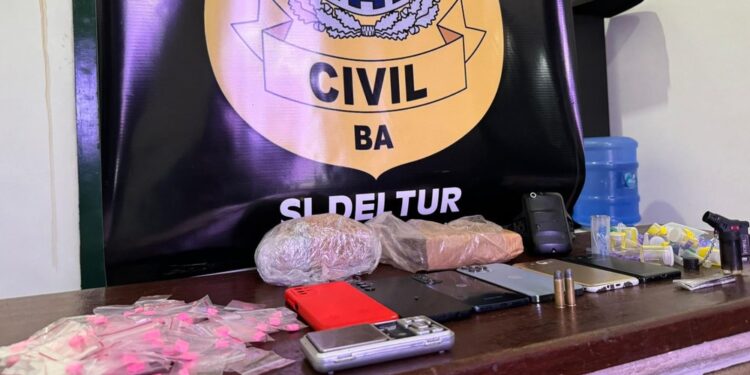 Seis pessoas suspeitas de tráfico de drogas, roubos, furtos e receptação são presas no Centro Histórico de Salvador