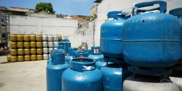Valor do gás de cozinha tem novo aumento na Bahia; item ficará R$ 5 mais caro, diz sindicato