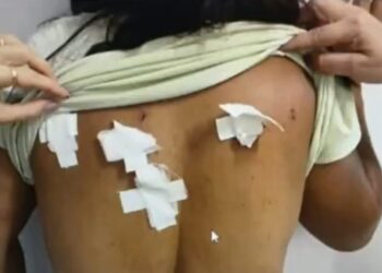 Homem é preso por suspeita de esfaquear esposa 11 vezes na BA; filha do casal salvou a mãe