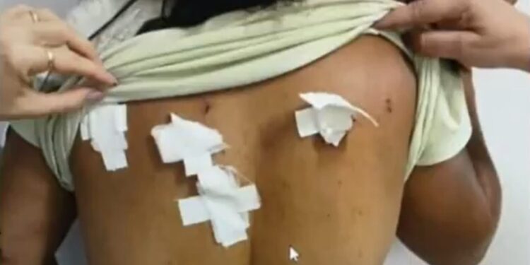 Homem é preso por suspeita de esfaquear esposa 11 vezes na BA; filha do casal salvou a mãe