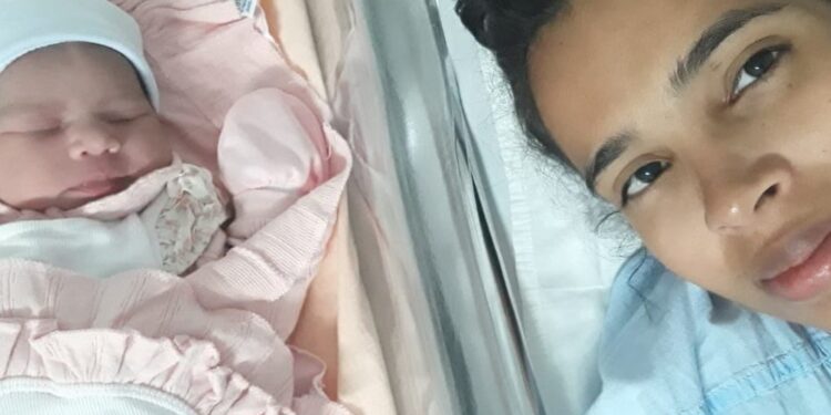 Bebê nasce durante corrida por aplicativo na Bahia