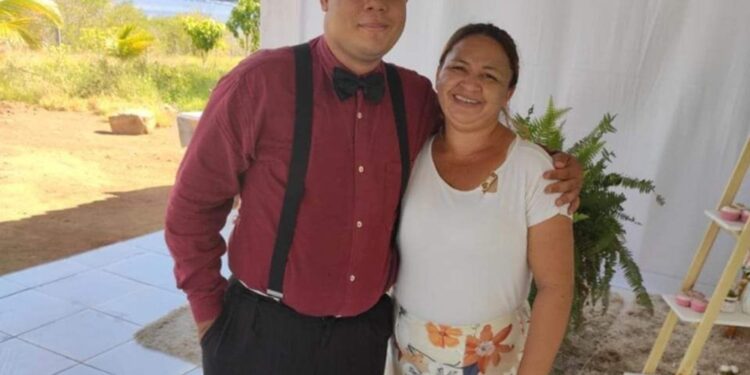 Mãe e filho de 22 anos morrem após casa pegar fogo no interior da BA; filho mais novo conseguiu escapar pelo telhado