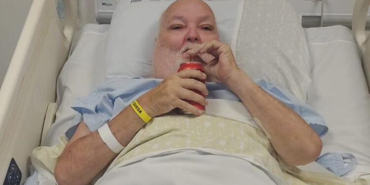 Homem internado deixa aviso de que não bebe água há 50 anos, só refrigerante: ‘por favor, não insista’