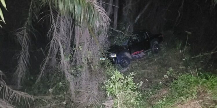 Dois homens morrem após caminhonete sair da pista e cair em ribanceira no sul da Bahia
