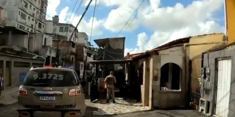 Homem é encontrado morto após tiroteio assustar moradores em bairro de Salvador