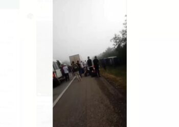 Oito pessoas ficam feridas após ônibus tombar em rodovia do sudoeste da Bahia