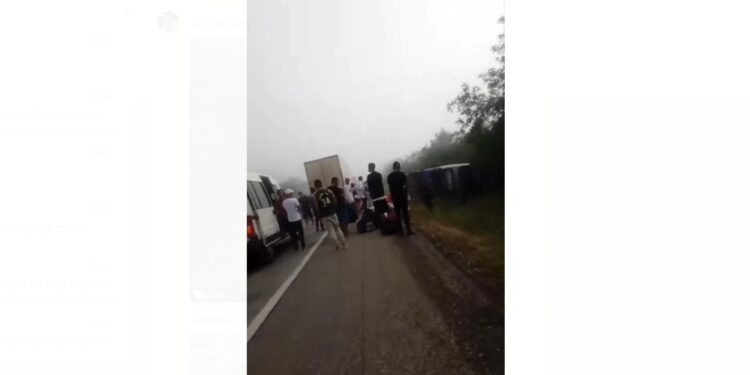 Oito pessoas ficam feridas após ônibus tombar em rodovia do sudoeste da Bahia