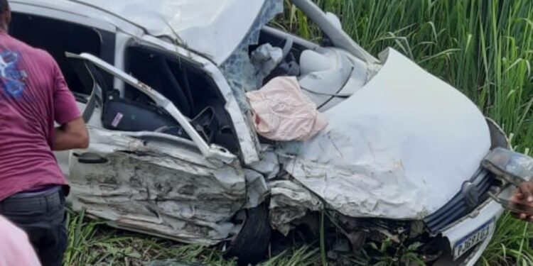 Idoso morre e cinco pessoas ficam feridas após dois carros baterem de frente em rodovia na BA