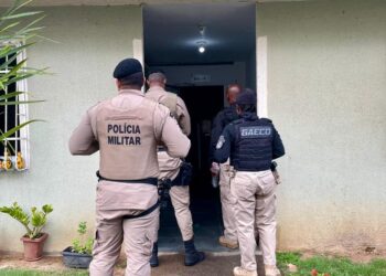 Três policiais e um ex-agente suspeitos de extorsão e tráfico de drogas em Salvador são alvos de operação após PF analisar celulares de facção